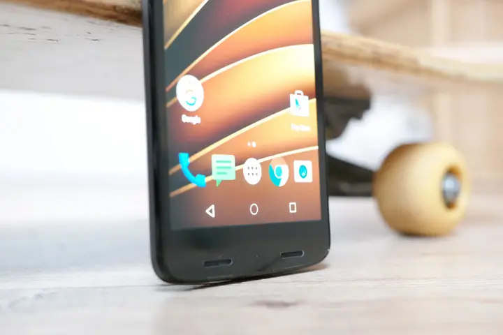 Teléfono Android sobre la mesa