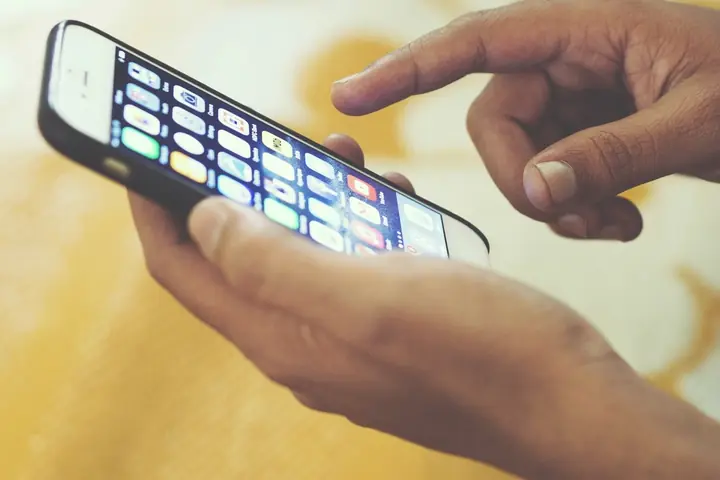 Dedo deslizando aplicaciones en un teléfono