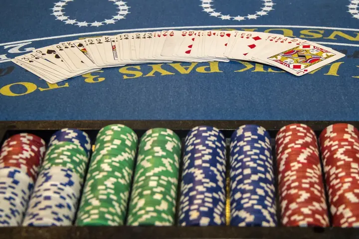 Cartas y fichas sobre tapete de casino