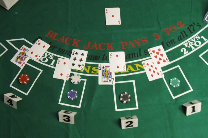 Mesa de blackjack con cartas y fichas