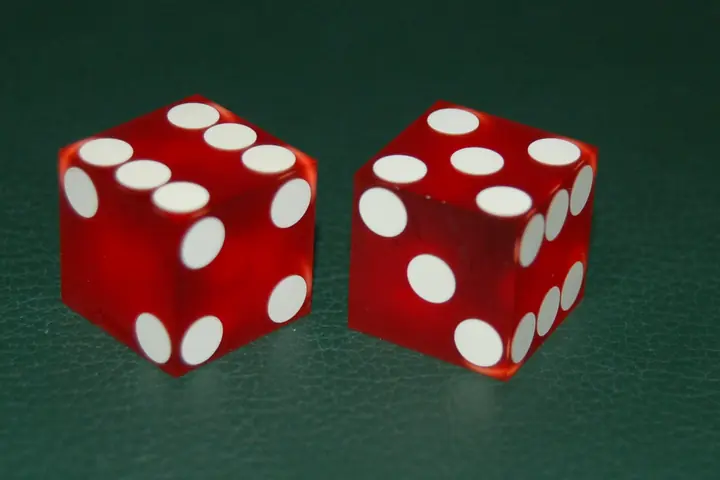 Dados rojos sobre tapete verde