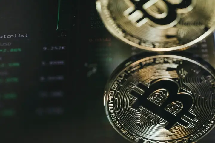 Monedas de bitcoin sobre fondo oscuro