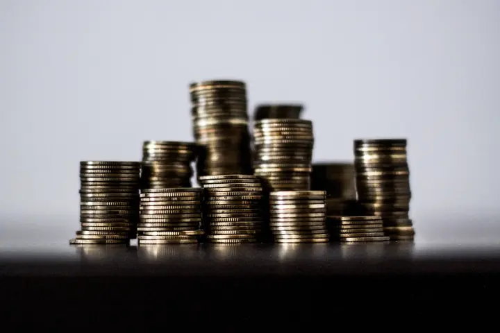 Pequeñas pilas de monedas