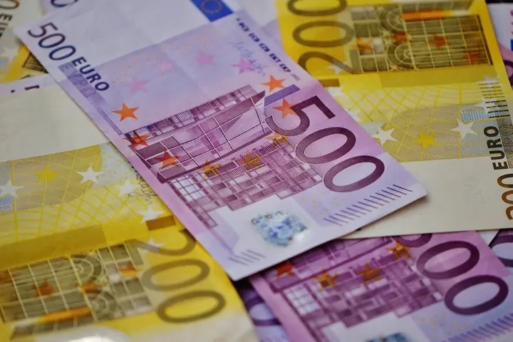 Billetes de euro sobre la mesa