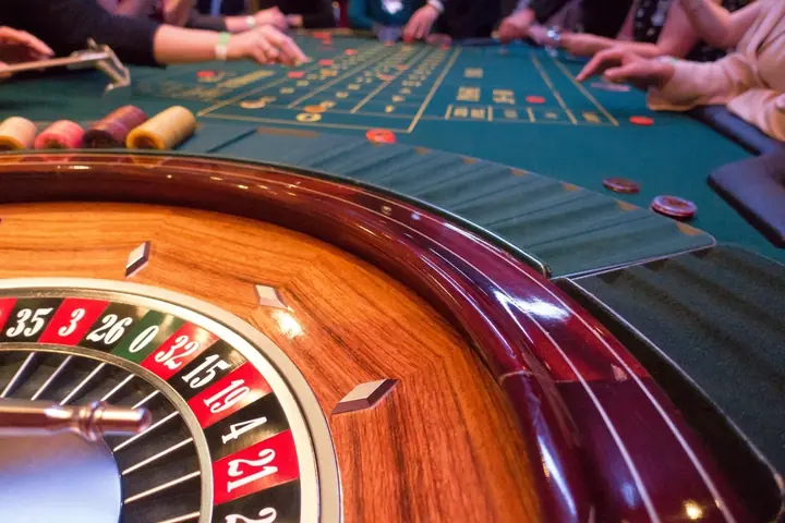 Jugadores en una mesa de ruleta