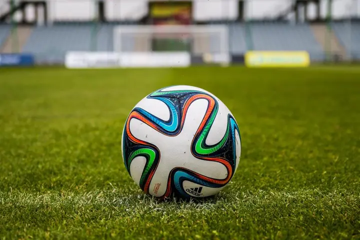 Balón de fútbol sobre el césped