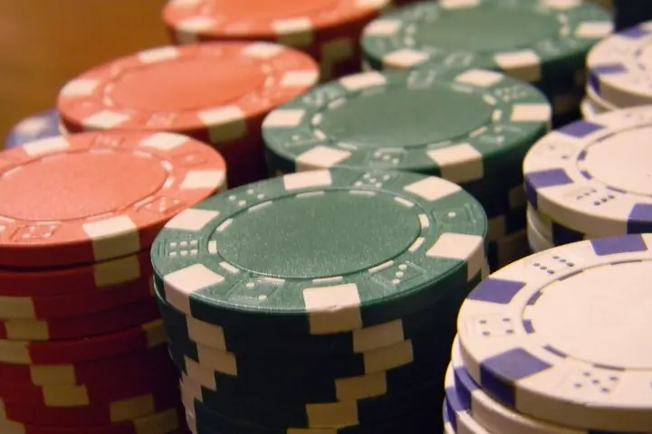 Altas pilas de fichas de casino