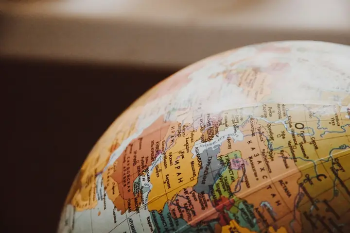Primer plano de un globo terráqueo