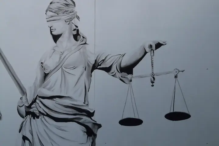 Estatua de la justicia con balanza