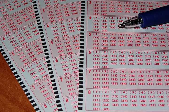 Boletos de lotería con bolígrafo