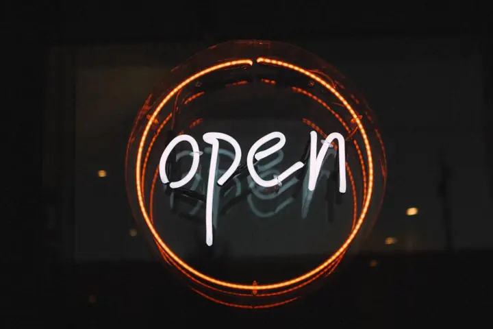 Letrero de neón Open encendido