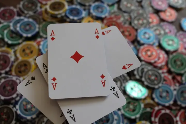 Dos ases sobre fichas de póker