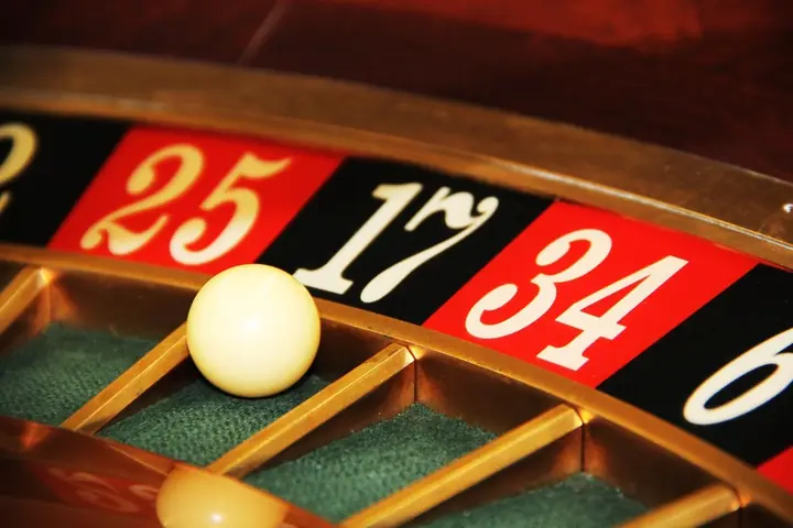 Bola de ruleta sobre el número 17