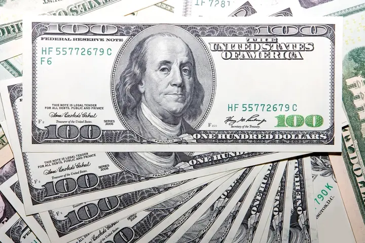 Montón de billetes de cien dólares