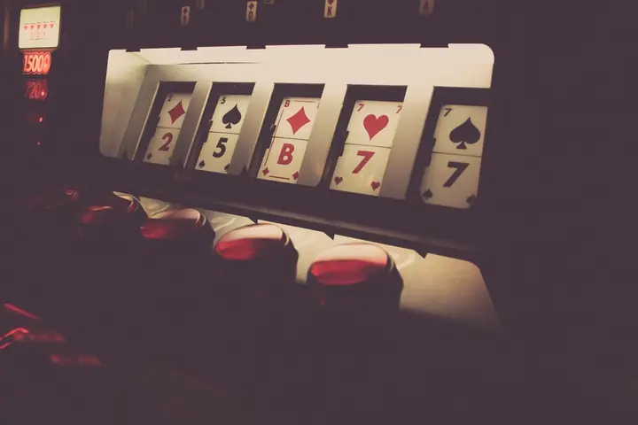 Máquina de video póker con cartas